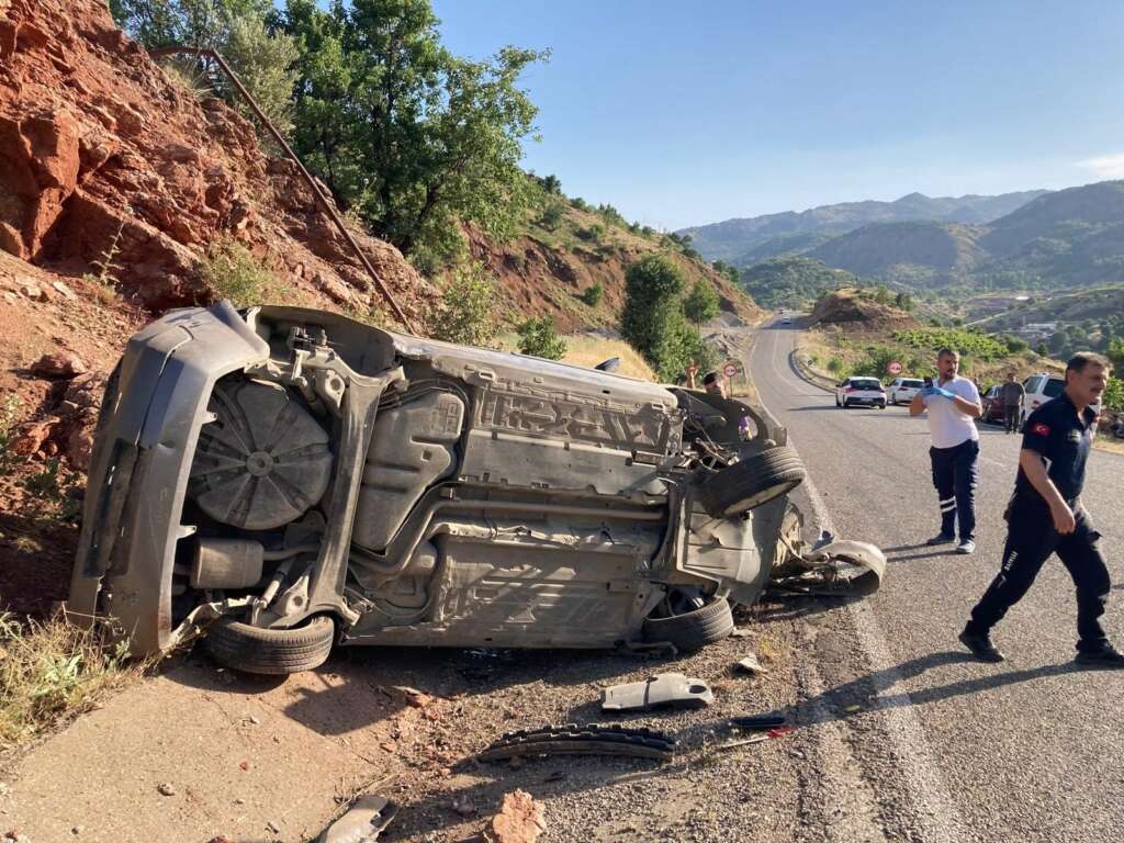 Otomobil takla attı: 3 yaralı Otomobil takla attı: 3 yaralı