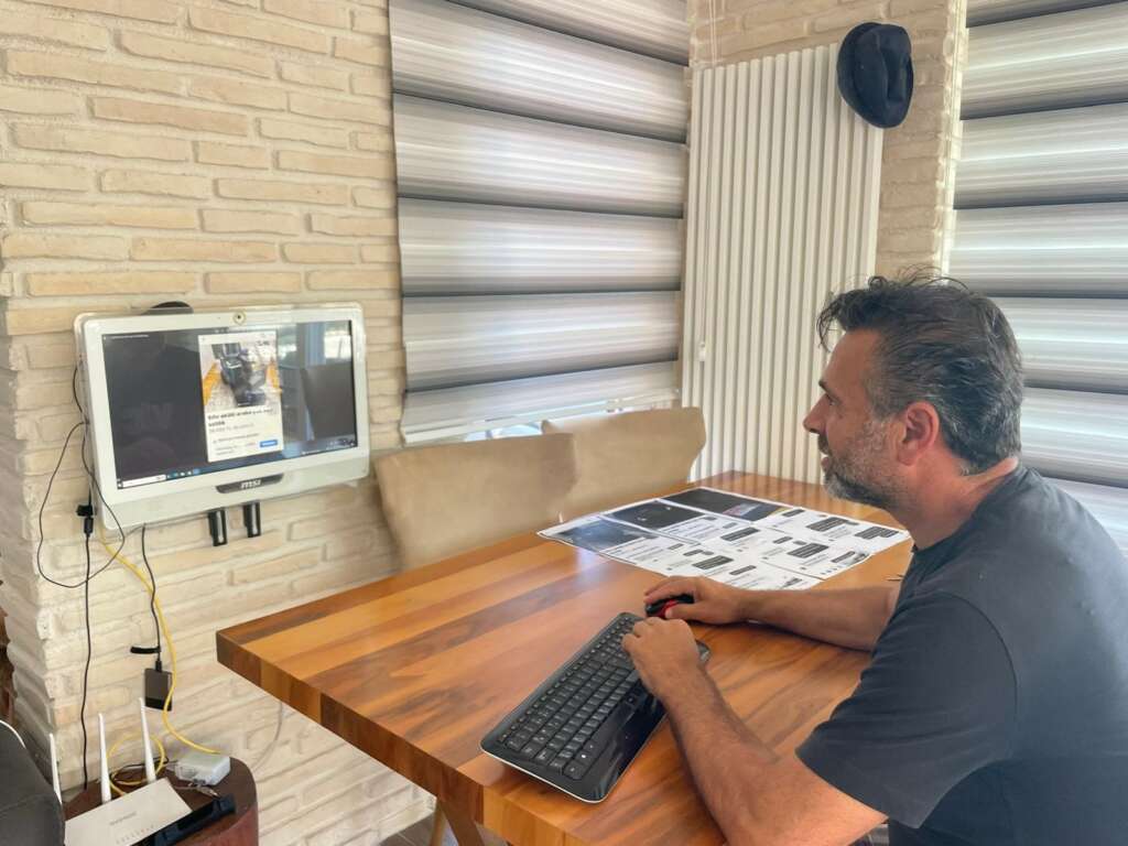Bağışladığı akülü sandalyeyi internette satıldığını görünce şoke oldu