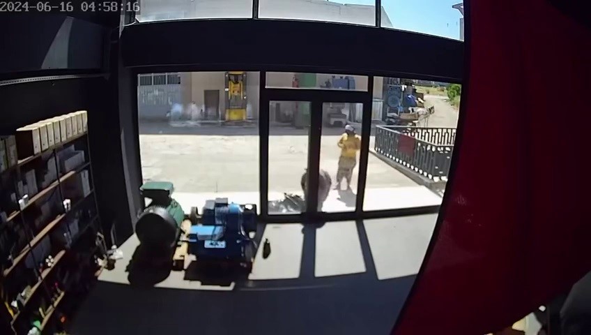 Bursa’da zorla girdiği dükkandan, kendi dükkanıymış gibi çıktı