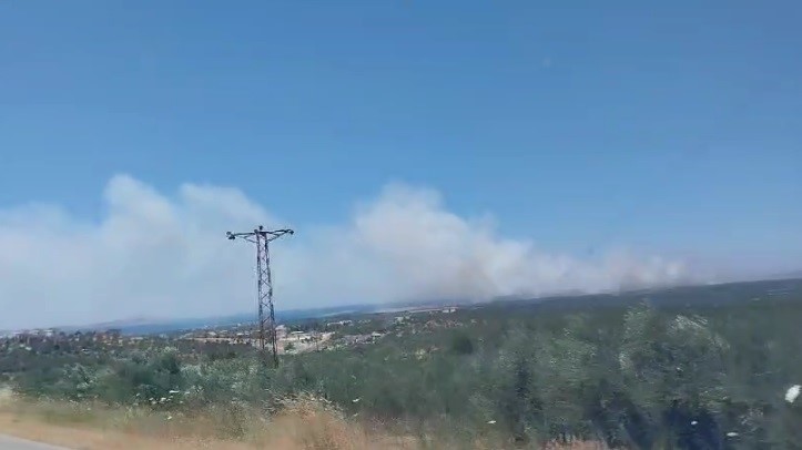 Çanakkale’de yangına havadan ve karadan müdahale ediliyor Çanakkale’de yangına havadan ve karadan müdahale ediliyor