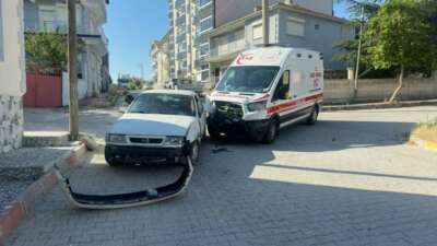 Ambulansın karıştığı kazada 2 sağlık görevlisi yaralandı
