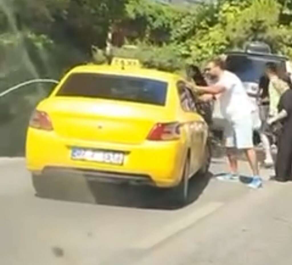 Taksinin önünü kestiler, yolcu taksiyi çalıp kaçtı