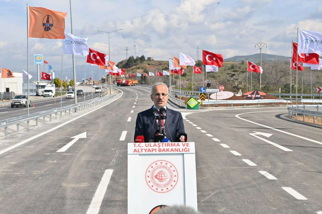 Bakan Uraloğlu: “Otoyollardan 21 milyon 67 bin 377 araç geçti”
