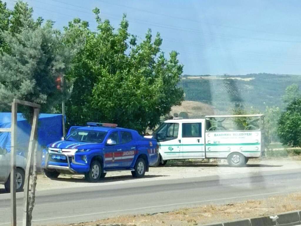 Yol kenarında erkek cesedi bulundu Yol kenarında erkek cesedi bulundu