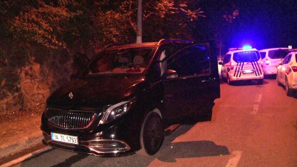 Aracın içinde boğazını kesmeye çalıştı Aracın içinde boğazını kesmeye çalıştı