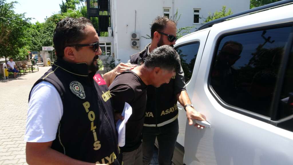 Eski eşini boğazından bıçaklayan zanlı adliyede