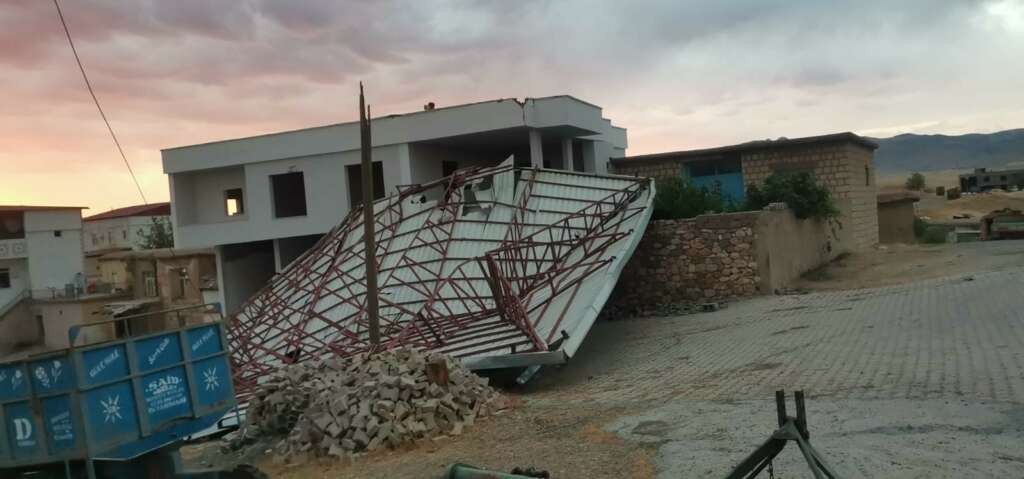 Fırtınada caminin çatısı uçtu Fırtınada caminin çatısı uçtu
