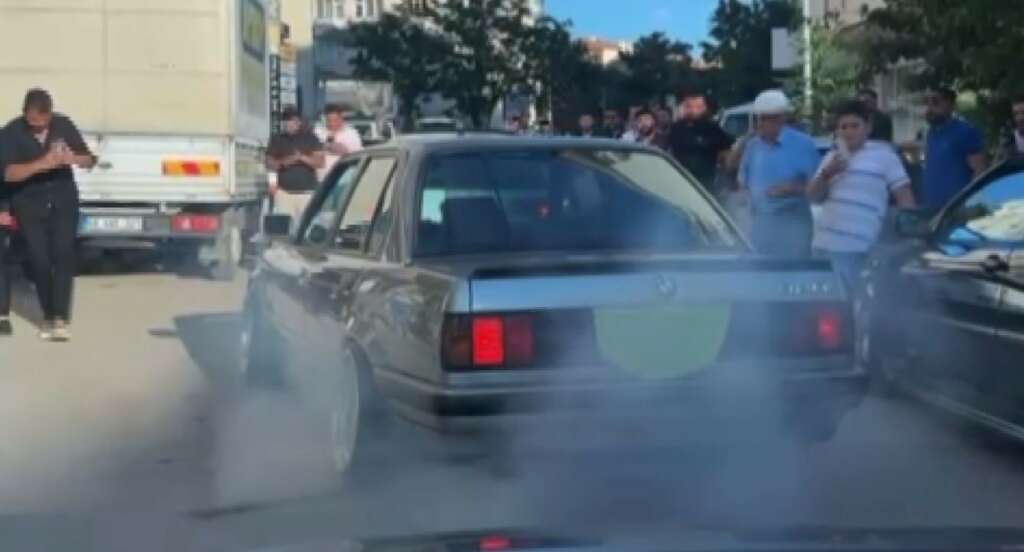 Düğün alanında aracın lastiğini yakan maganda kamerada Düğün alanında aracın lastiğini yakan maganda kamerada