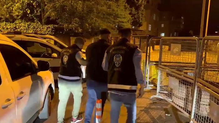 Elinde silahla araç sürüp yoldan geçenleri korkuttu Elinde silahla araç sürüp yoldan geçenleri korkuttu