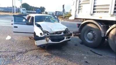 Bursa’da otomobil TIR’a çarptı