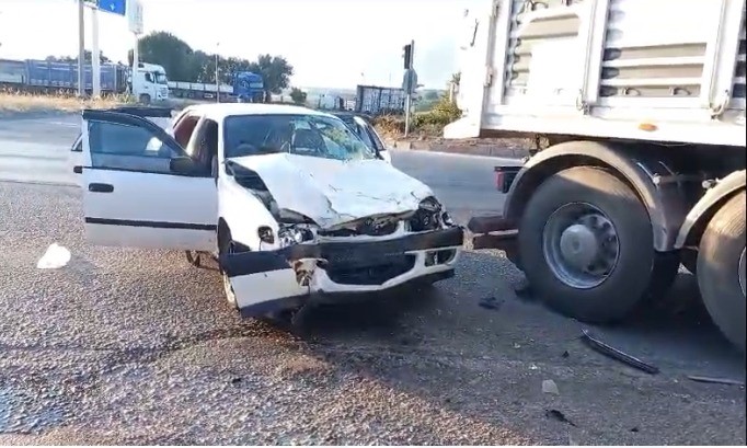 Bursa’da otomobil TIR’a çarptı