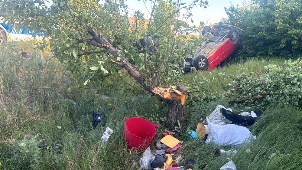 Sivas’ta kontrolden çıkan araç şarampole devrildi: 1’i ağır 6 yaralı Sivas’ta kontrolden çıkan araç şarampole devrildi: 1’i ağır 6 yaralı