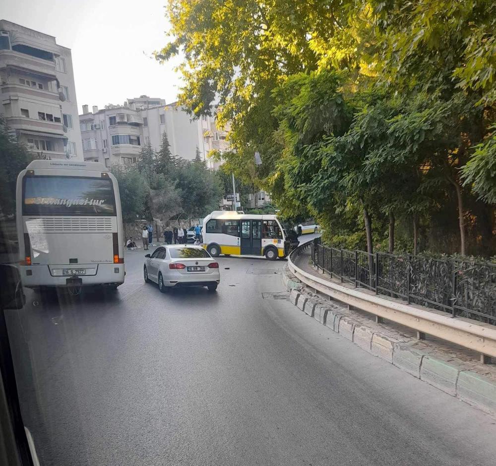 Bursa’da minibüs kaza yaptı