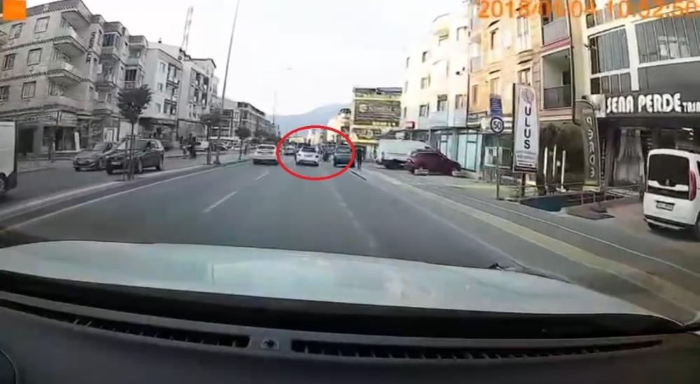 Bursa’da yürekleri ağza getiren anlar: Makas atan sürücü bebekli anneyi ezecekti!