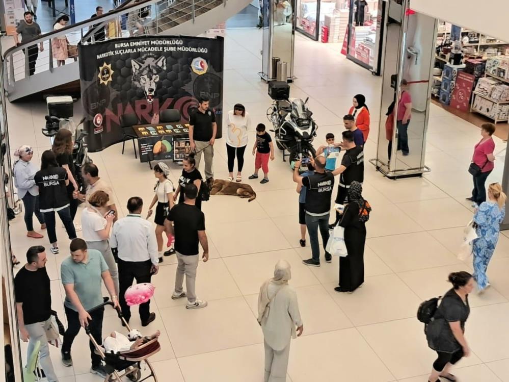 Bursa polisi vatandaşları bilgilendirdi Bursa polisi vatandaşları bilgilendirdi