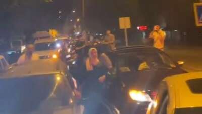 Bursa’da yolu kapatıp çiftetelli oynadılar