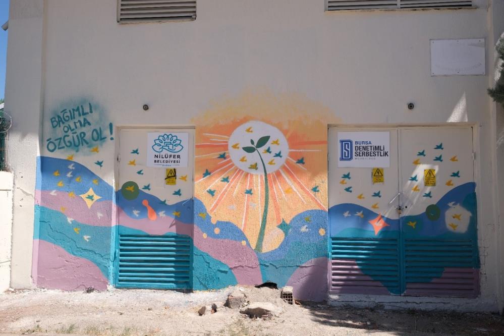 Bursa’da mesajlarını grafiti çalışması ile verdiler