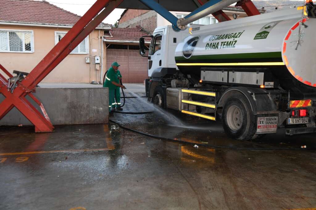 Osmangazi’de kurban kesim yerlerinde gün boyu temizlik