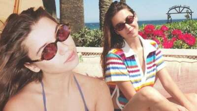 Afra Saraçoğlu’ndan yeni tatil pozları