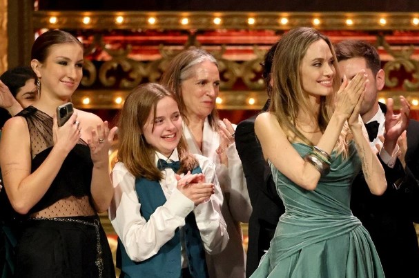 Angelina Jolie’nin kariyerinde bir ilk: Kızı yalnız bırakmadı