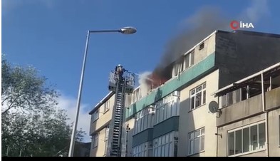 5 katlı binanın çatı katında korkutan yangın 5 katlı binanın çatı katında korkutan yangın
