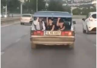 Bursa’da tehlikeli anlar: Bagajda 3 kişi, motosiklette 4 kişi