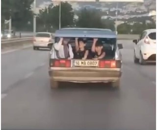 Bursa’da tehlikeli anlar: Bagajda 3 kişi, motosiklette 4 kişi