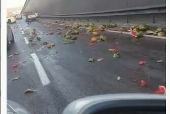 Bursa’da karpuzlar yola döküldü, yol kayak pistine döndü