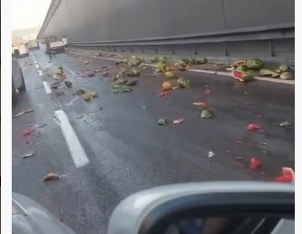 Bursa’da karpuzlar yola döküldü, yol kayak pistine döndü