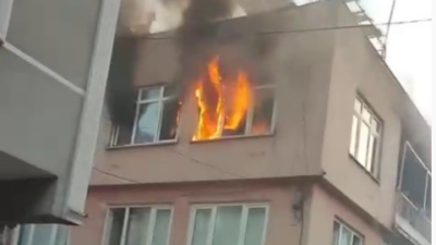 Bursa’da korkutan yangın! 3 katlı binanın en üst katı cayır cayır yandı