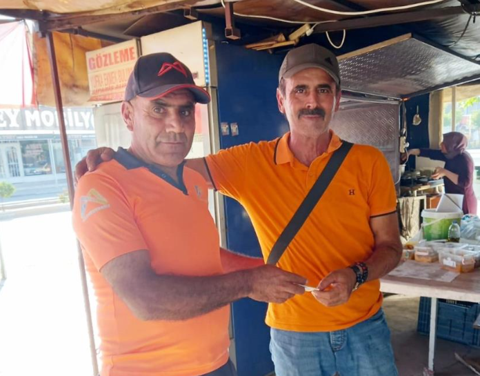 Belediye işçisi bulduğu parayı sahibine teslim etti