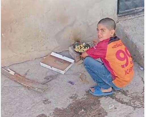 Sokakta yemek pişirip piknik yapan çocuklar görenleri tebessüm ettirdi