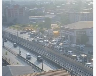 Bursa’da düğün konvoyu yolu trafiğe kapattı, yüzlerce metre araç kuyruğu oluştu