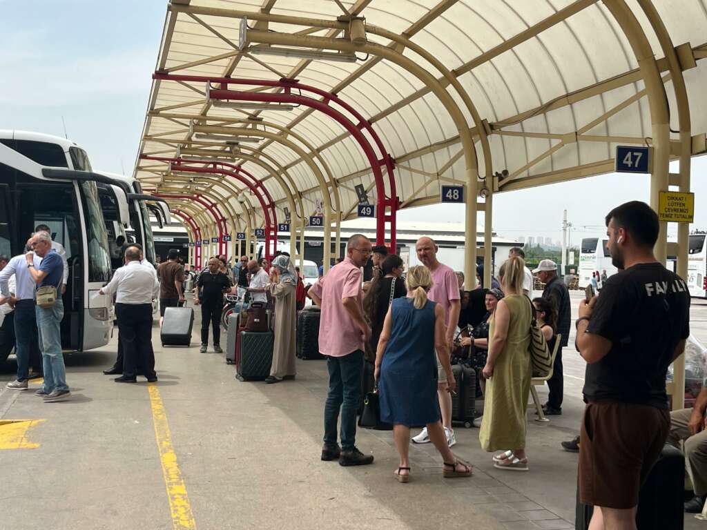 Bursa Otobüs Terminali’nde bayram hareketliliği… Vatandaşlar bilet fiyatlarına tepki gösterdi