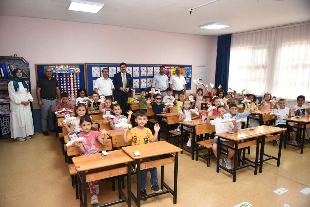 Yenişehir’de Başkan Özel karne sevincine ortak oldu Yenişehir’de Başkan Özel karne sevincine ortak oldu
