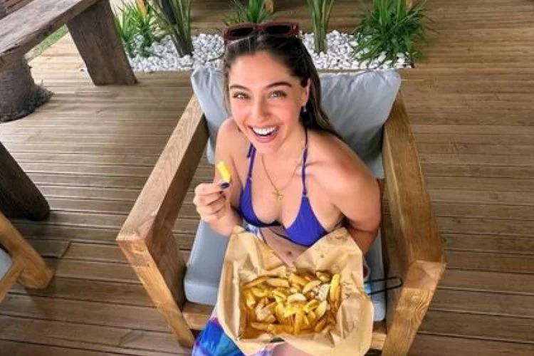 Cemre Baysel tatil pozlarıyla sosyal medyayı salladı!