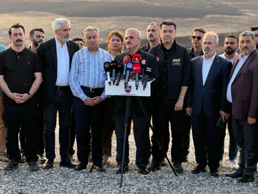 Diyarbakır ve Mardin Valiliklerine acil yardım ödeneği verildi Diyarbakır ve Mardin Valiliklerine acil yardım ödeneği verildi