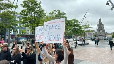 İrlanda’da kadına saldıran asker serbest bırakıldı, halk sokağa indi