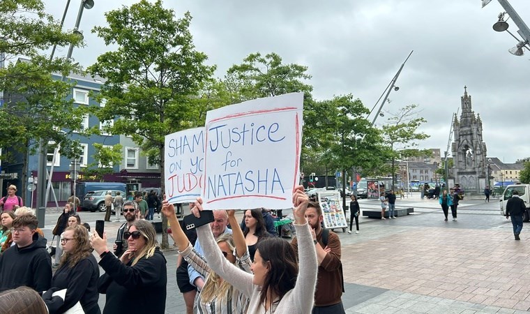 İrlanda’da kadına saldıran asker serbest bırakıldı, halk sokağa indi