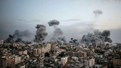 Gazze’de bombardıman altında bayram namazı