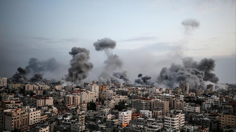 Gazze’de bombardıman altında bayram namazı