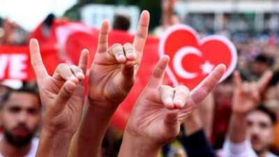 Almanya’da, ‘bozkurt selamına benzediği için’, ‘sessiz tilki’ işareti yasaklandı