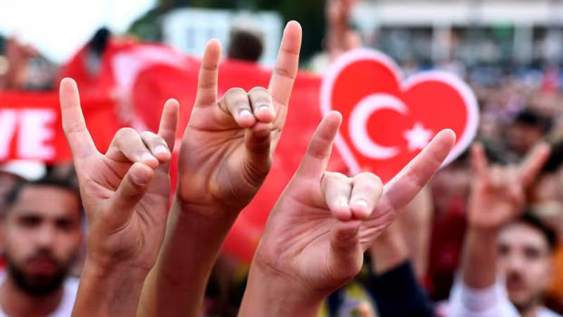 Almanya’da, ‘bozkurt selamına benzediği için’, ‘sessiz tilki’ işareti yasaklandı