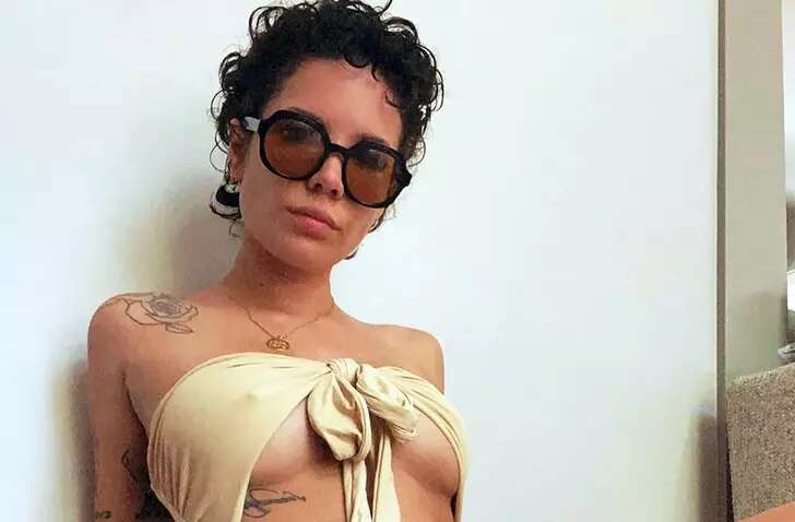 Halsey erkek arkadaşına verdiği pozla gündemde! Halsey erkek arkadaşına verdiği pozla gündemde!