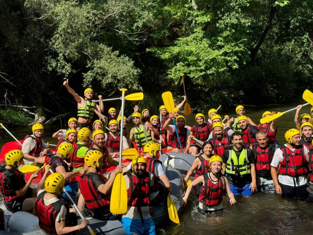 Bursa’da adrenalin tutkunu mimarların rafting heyecanı