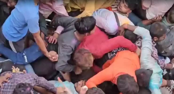 Hindistan’da ayin sırasında izdiham: 60 ölü