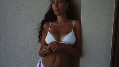 Pelin Akil’in bikinili paylaşımına düştüğü not dikkat çekti!