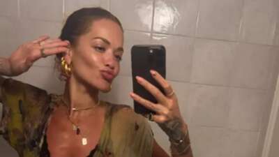 Rita Ora tatil pozlarını peş peşe paylaştı!