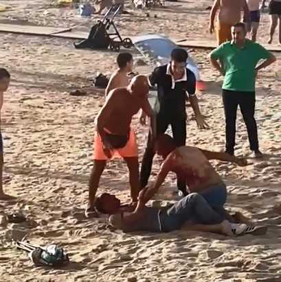 Plajda laf atma sebebiyle birbirlerini bıçakladılar