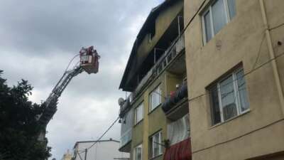 Bursa’da 3 katlı binanın en üst katı alevlere teslim oldu: 2 kişi yaralandı